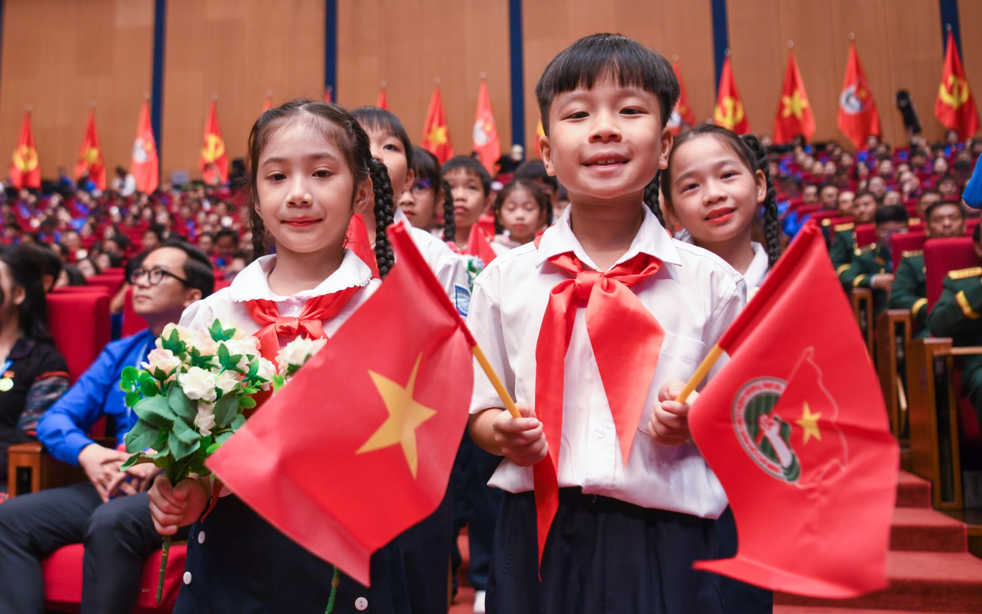 bạn B&ugrave;i Đức Trung, lớp 3A2, trường Tiểu học L&ecirc; Ngọc H&acirc;n cho biết qu&aacute; tr&igrave;nh tập luyện tuy kh&aacute; vất vả nhưng l&agrave; trải nghiệm đ&aacute;ng nhớ: &ldquo;Tớ rất tự h&agrave;o khi được tham gia biểu diễn tại Đại hội Đo&agrave;n to&agrave;n quốc lần thứ XIII. Tớ sẽ cố gắng phấn đấu để sớm trở th&agrave;nh đo&agrave;n vi&ecirc;n v&agrave; được tham gia nhiều hoạt động &yacute; nghĩa của Đo&agrave;n&rdquo;.