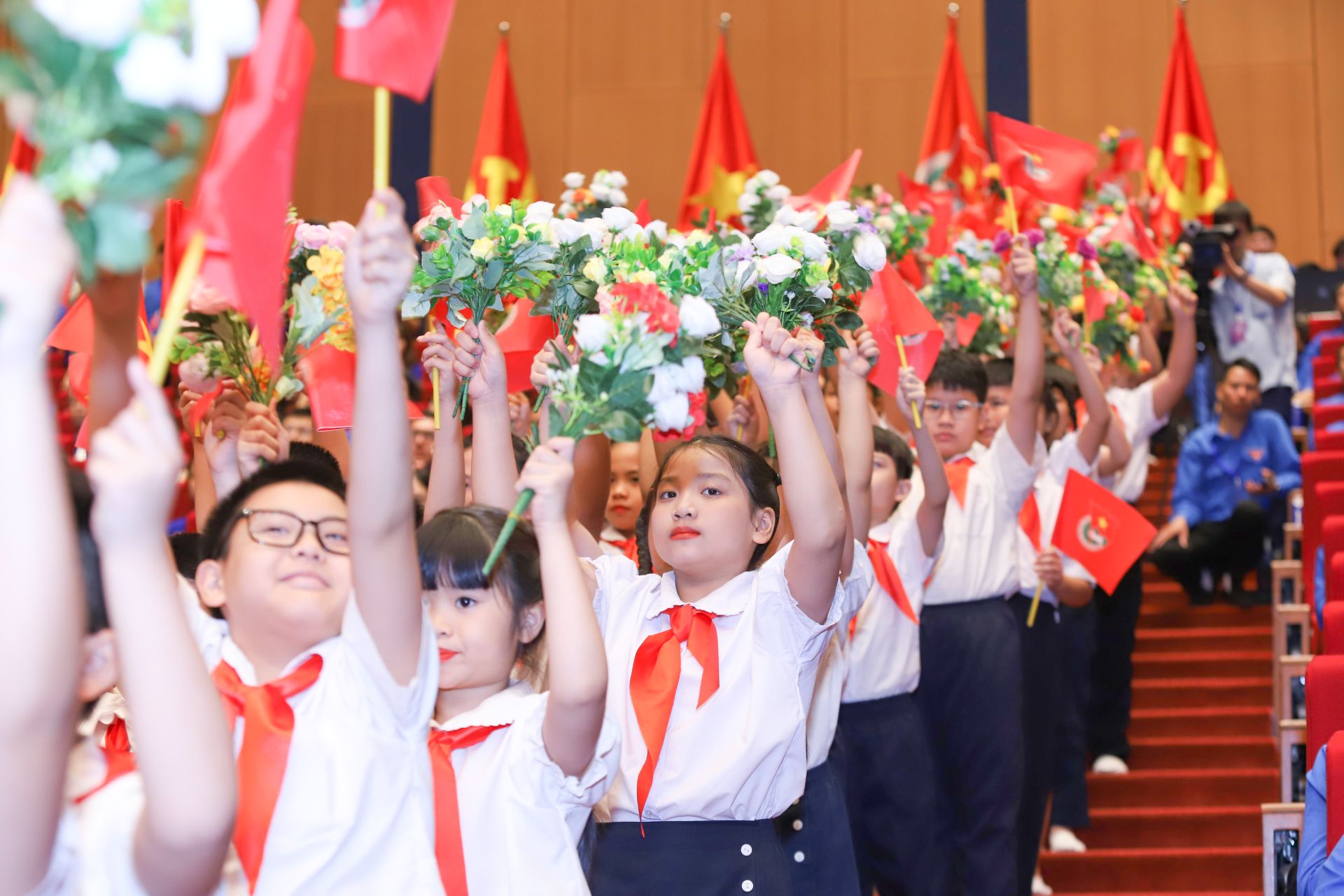 Tại phi&ecirc;n trọng th&ecirc;̉, các bạn đ&ocirc;̣i vi&ecirc;n trường Ti&ecirc;̉u học L&ecirc; Ngọc H&acirc;n (TP. Hà N&ocirc;̣i) vinh dự được c&acirc;̀m cờ hoa chào mừng các bác lãnh đạo Đảng và Nhà nước đ&ecirc;́n tham dự Đại h&ocirc;̣i.