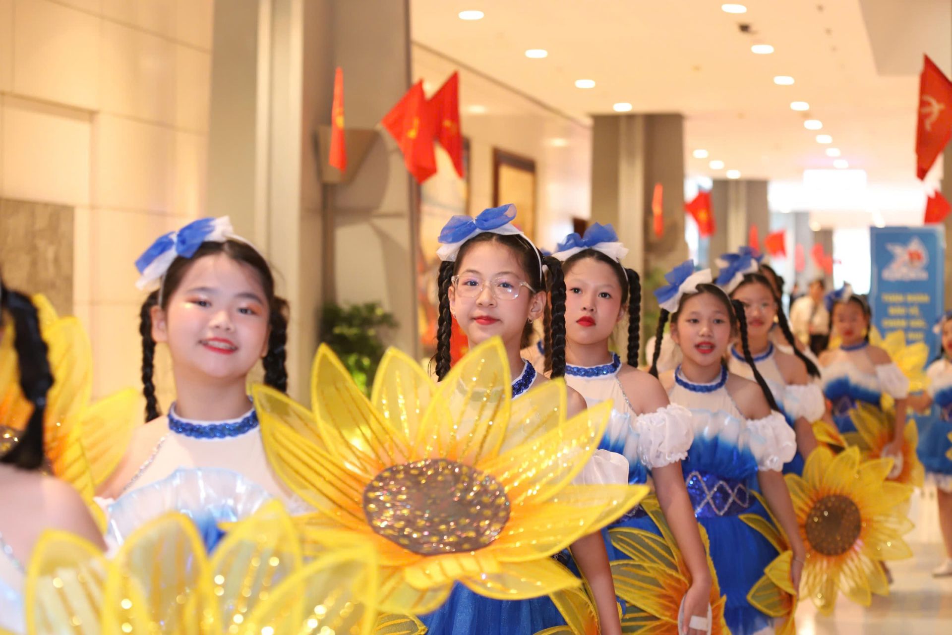 Trước khi bước vào s&acirc;n kh&acirc;́u Đại h&ocirc;̣i, các em thi&ecirc;́u nhi đ&ecirc;̀u mang t&acirc;m trạng h&ocirc;̀i h&ocirc;̣p nhưng cũng kh&ocirc;ng th&ecirc;̉ gi&acirc;́u ni&ecirc;̀m vui khi được tham dự vào sự ki&ecirc;̣n lớn của tu&ocirc;̉i trẻ cả nước.