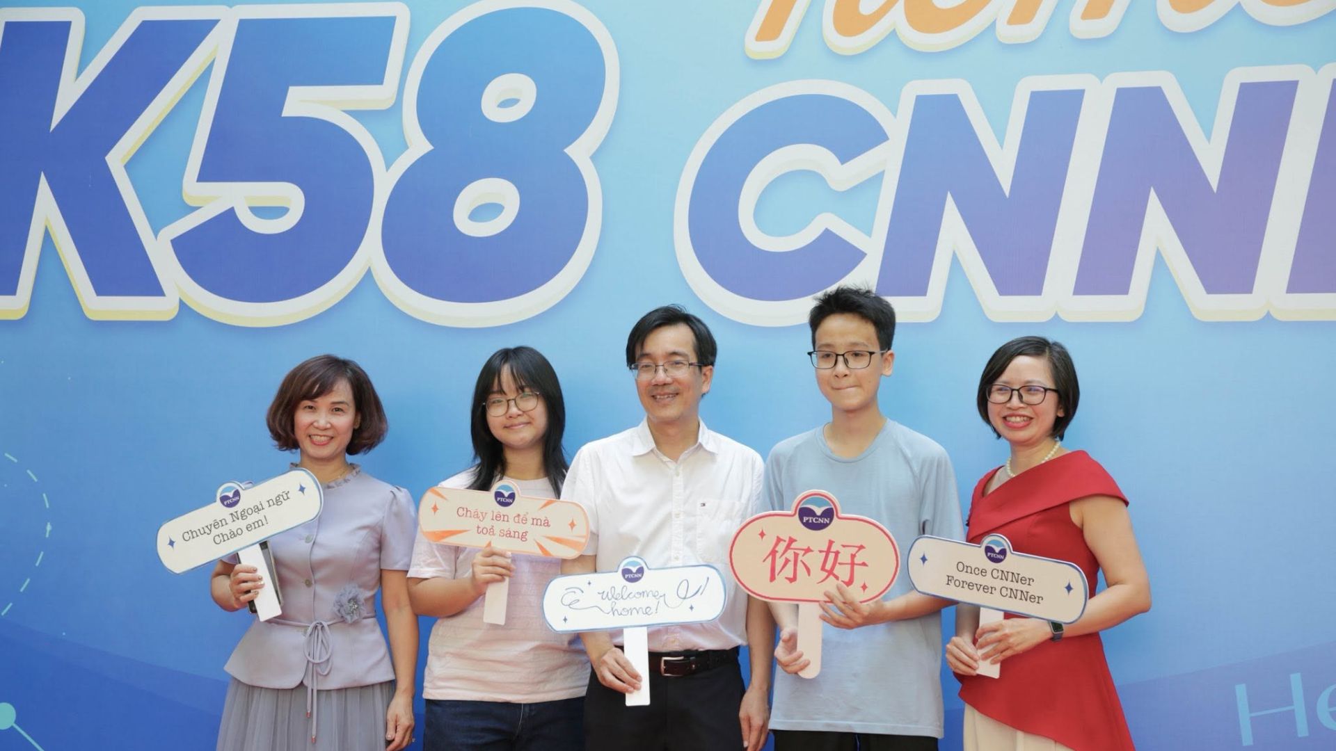 Trường THPT chuy&ecirc;n Ngoại ngữ đ&oacute;n học sinh lớp 10 nhập học.