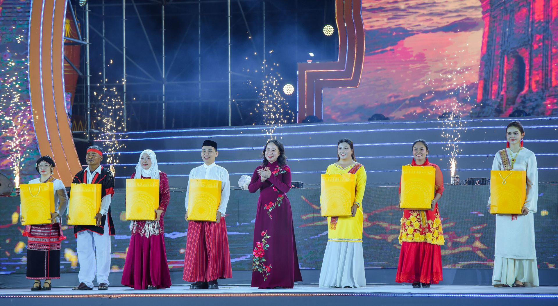 Ph&oacute; chủ tịch nước tặng qu&agrave; đại diện cộng đồng Chăm c&aacute;c tỉnh.