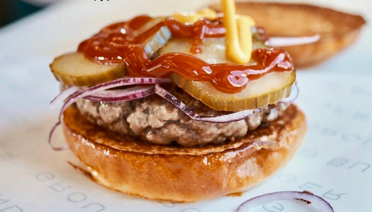 Một chiếc b&aacute;nh burger thủ c&ocirc;ng đ&uacute;ng nghĩa, mang đậm dấu ấn của Ground Burger, Lisbon (Bồ Đ&agrave;o Nha).