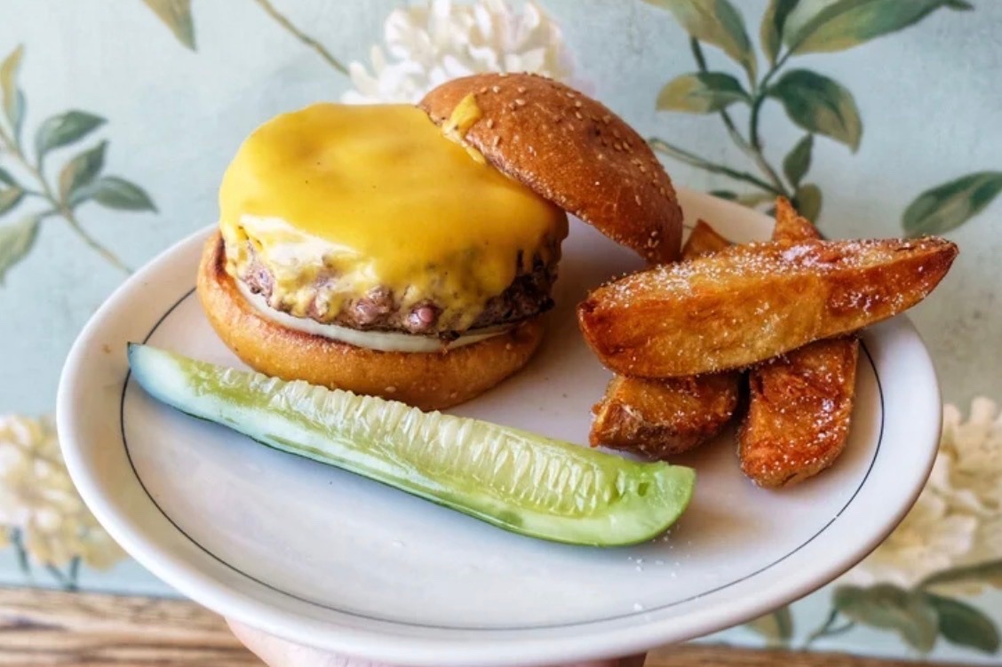 Red Hook Tavern vẫn l&agrave; nơi m&agrave; nhiều t&iacute;n đồ ẩm thực sẵn s&agrave;ng băng qua cả Brooklyn chỉ để đổi lấy một bữa trưa.
