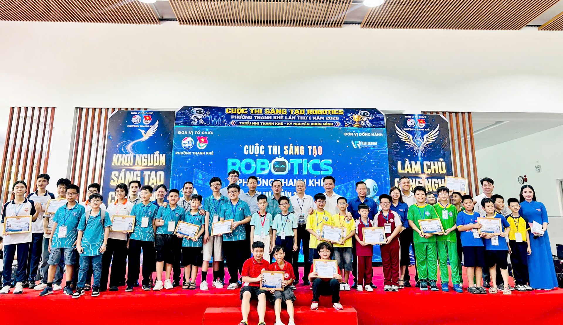 Ban Tổ chức trao giải cho c&aacute;c th&iacute; sinh xuất sắc.