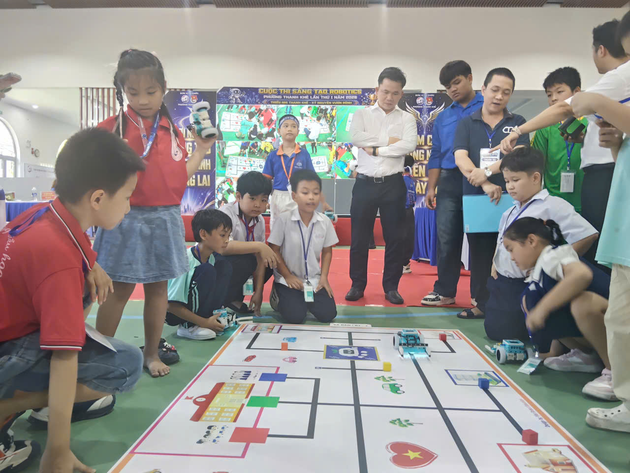 C&aacute;c bạn học sinh tham gia thi đấu.