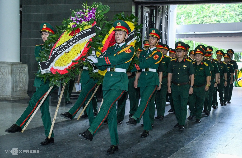 Đo&agrave;n Qu&acirc;n ủy Trung ương - Bộ Quốc ph&ograve;ng viếng đại t&aacute;, anh h&ugrave;ng La Văn Cầu.