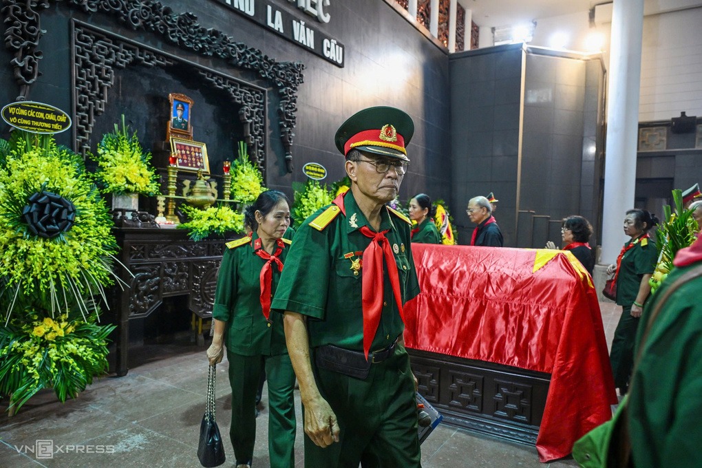 Đội thiếu ni&ecirc;n tiền phong La Văn Cầu đến viếng &ocirc;ng.