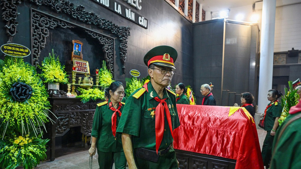 Người thân, đồng đội tiễn biệt Anh hùng La Văn Cầu