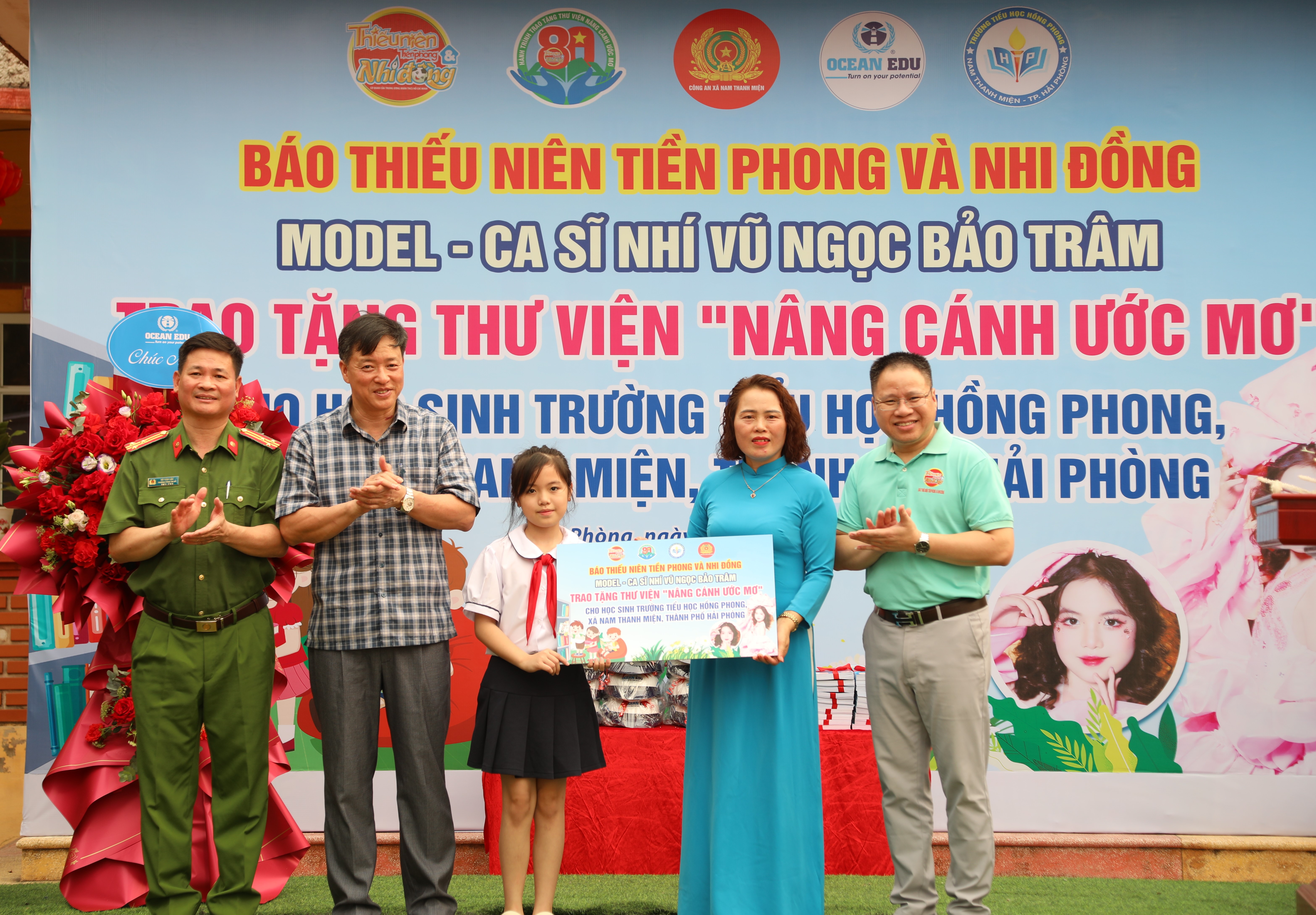 Đại diện Dự &aacute;n Thư viện &ldquo;N&acirc;ng c&aacute;nh ước mơ&rdquo; trao tặng s&aacute;ch v&agrave; qu&agrave; tới học sinh tại địa phương c&ograve;n nhiều kh&oacute; khăn.