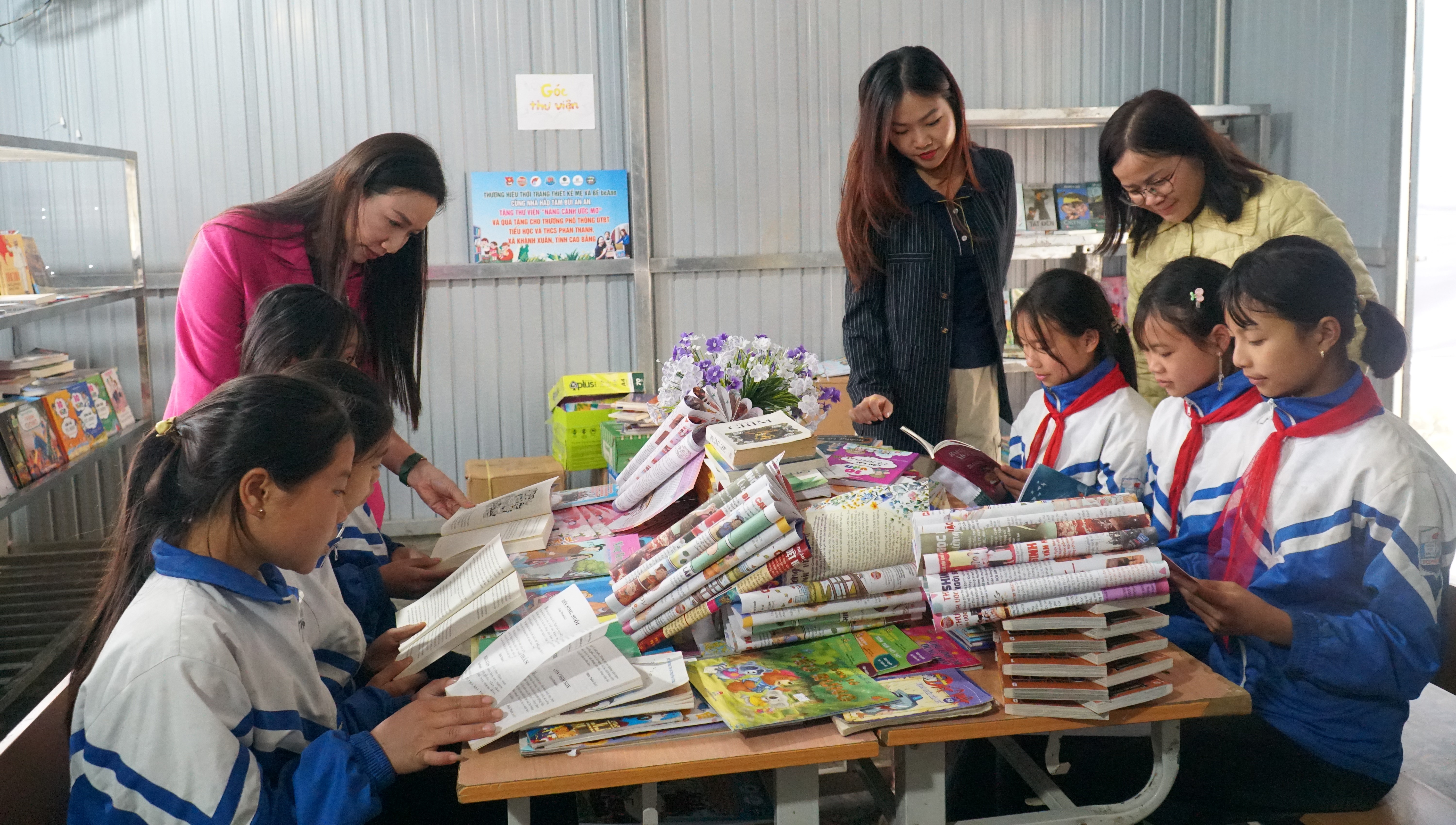 Những m&oacute;n qu&agrave; nhỏ gửi gắm sự quan t&acirc;m, động vi&ecirc;n c&aacute;c em học sinh tr&ecirc;n h&agrave;nh tr&igrave;nh học tập v&agrave; kh&aacute;m ph&aacute; tri thức.