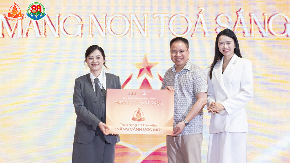 Đại diện Ban Tổ chức chương tr&igrave;nh &ldquo;Măng non Tỏa s&aacute;ng&rdquo; trao bảng tượng trưng tặng 1 thư viện &ldquo;N&acirc;ng c&aacute;nh ước mơ&rdquo;, g&oacute;p phần lan tỏa văn h&oacute;a đọc tới thiếu nhi.