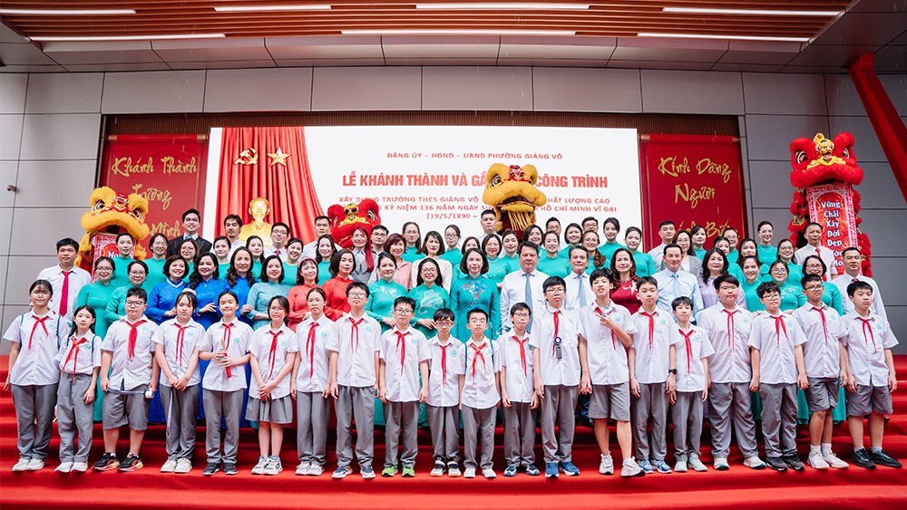 Ph&oacute; Chủ tịch UBND th&agrave;nh phố H&agrave; Nội Vũ Thu H&agrave;, đến tham dự lễ kh&aacute;nh th&agrave;nh v&agrave; gắn biển c&ocirc;ng tr&igrave;nh trường THCS Giảng V&otilde; 2 &ndash; dấu mốc quan trọng mở ra h&agrave;nh tr&igrave;nh ph&aacute;t triển mới của một ng&ocirc;i trường hiện đại, chất lượng cao.