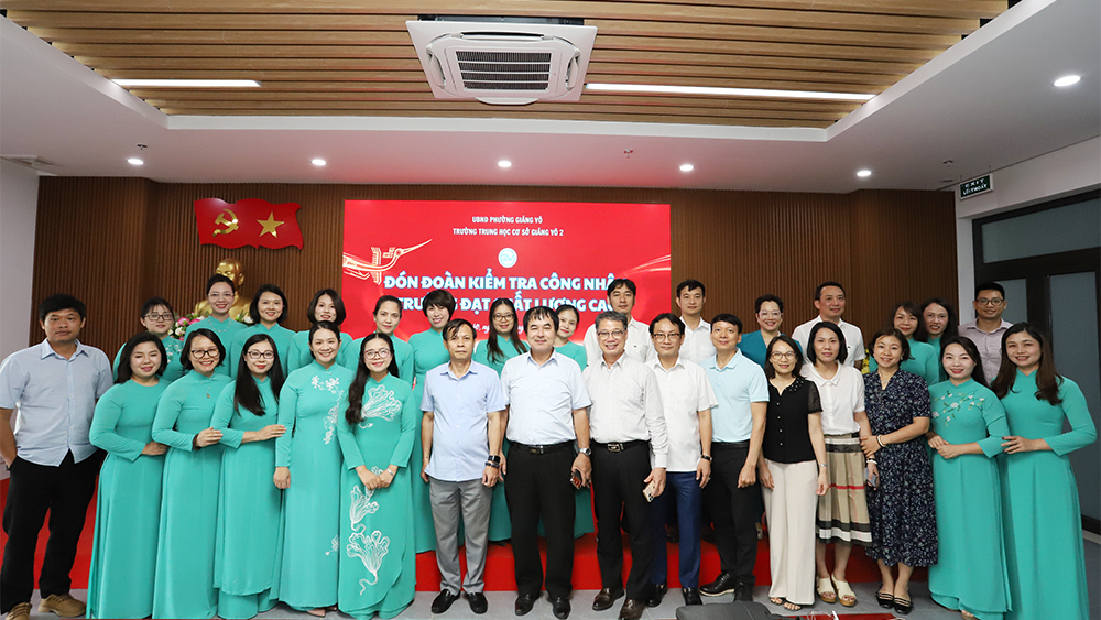 Đo&agrave;n c&ocirc;ng t&aacute;c của Sở Gi&aacute;o dục v&agrave; Đ&agrave;o tạo H&agrave; Nội kiểm tra, đ&aacute;nh gi&aacute; c&aacute;c điều kiện c&ocirc;ng nhận trường THCS Giảng V&otilde; 2 l&agrave; trường chất lượng cao; c&ugrave;ng dự c&oacute; đại diện UBND phường Giảng V&otilde;, Ban Gi&aacute;m hiệu v&agrave; c&aacute;n bộ, gi&aacute;o vi&ecirc;n chủ chốt nh&agrave; trường.