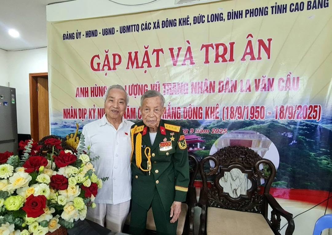 T&aacute;c giả c&ugrave;ng Anh h&ugrave;ng Lực lượng vũ trang nh&acirc;n d&acirc;n La Văn Cầu tại cuộc gặp mặt th&aacute;ng 9/2025.
