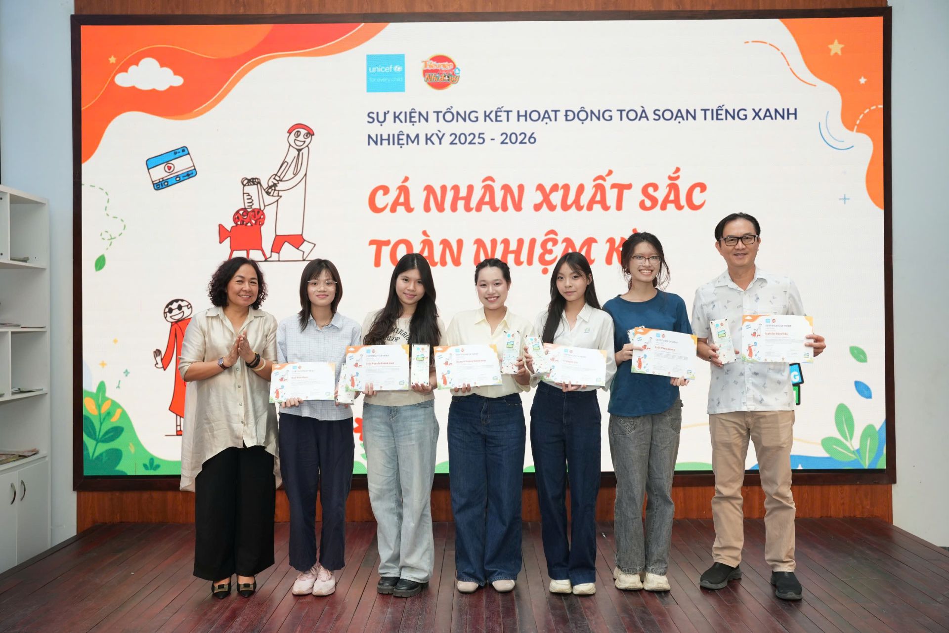 BTC vinh danh c&aacute;c tập thể, c&aacute; nh&acirc;n c&oacute; nhiều đ&oacute;ng g&oacute;p trong nhiệm kỳ I.