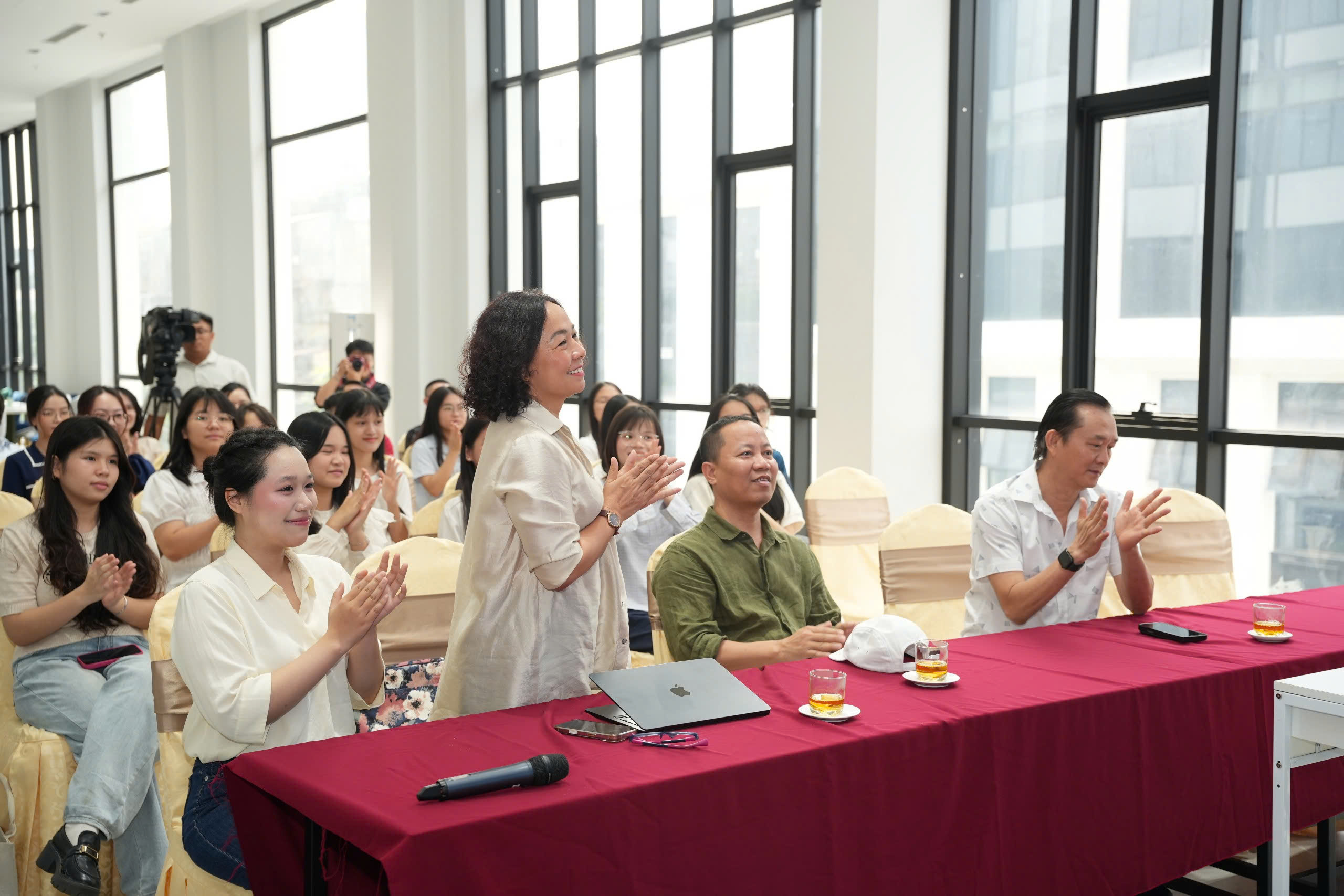 C&aacute;c đại biểu v&agrave; th&agrave;nh vi&ecirc;n T&ograve;a soạn Tiếng Xanh tham dự chương tr&igrave;nh.