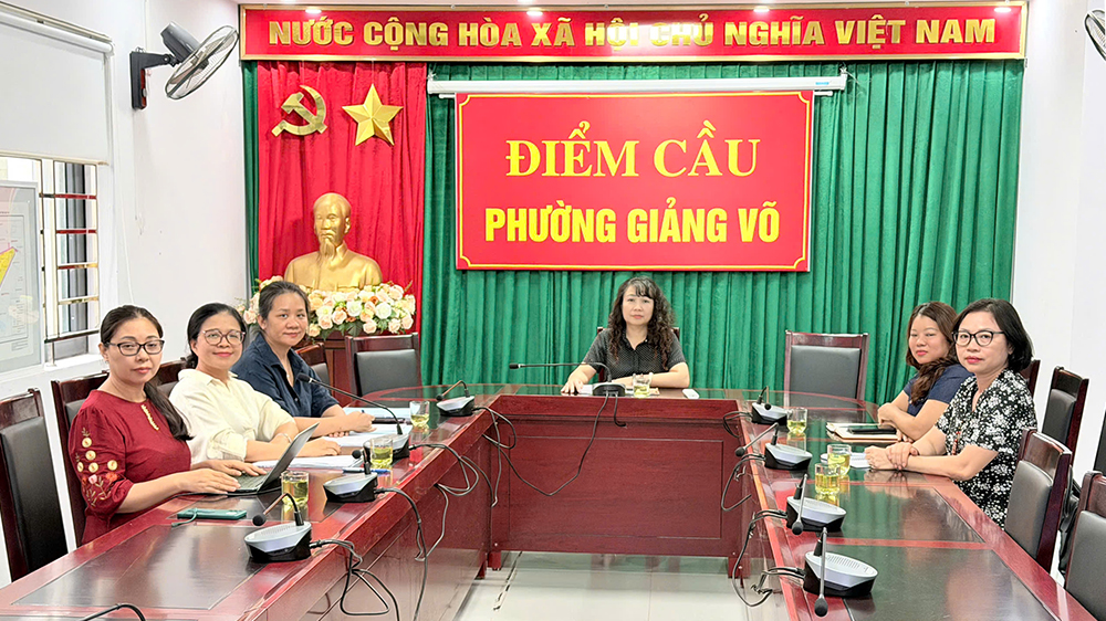 Đồng ch&iacute; L&ecirc; Thị Thu H&agrave;, Ủy vi&ecirc;n Ban thường vụ Đảng ủy,Ph&oacute; Chủ tịch UBND phường Giảng V&otilde;, c&ugrave;ng Ban Gi&aacute;m hiệu trường THCS Giảng V&otilde; 2 tại điểm cầu phường Giảng V&otilde; trong buổi l&agrave;m việc trực tuyến v&agrave; trao Quyết định c&ocirc;ng nhận trường chất lượng cao.