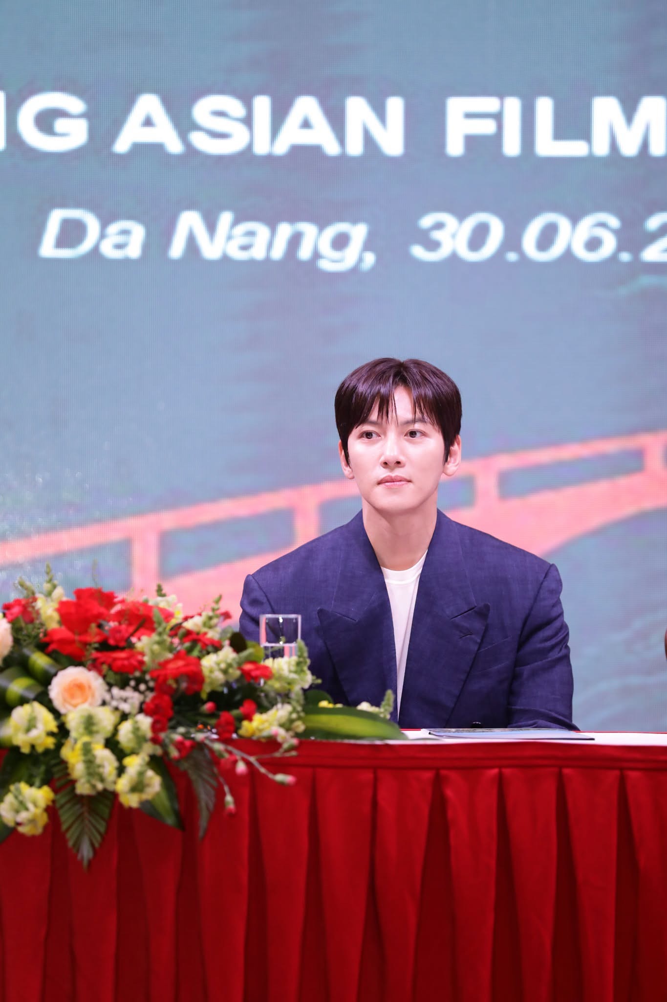 Diễn vi&ecirc;n Ji Chang Wook b&agrave;y tỏ niềm hạnh ph&uacute;c khi được trực tiếp gặp gỡ người h&acirc;m mộ Việt Nam sau nhiều năm nhận được sự y&ecirc;u mến của kh&aacute;n giả. Anh cho bi&ecirc;́t, cho biết sẽ sớm t&aacute;i ngộ kh&aacute;n giả qua bộ phim Scandal tr&ecirc;n Netflix v&agrave; Mary Very Love tr&ecirc;n Disney+, đồng thời kỳ vọng hai t&aacute;c phẩm sẽ gi&uacute;p h&igrave;nh ảnh của m&igrave;nh đến gần hơn với kh&aacute;n giả tr&ecirc;n to&agrave;n thế giới.