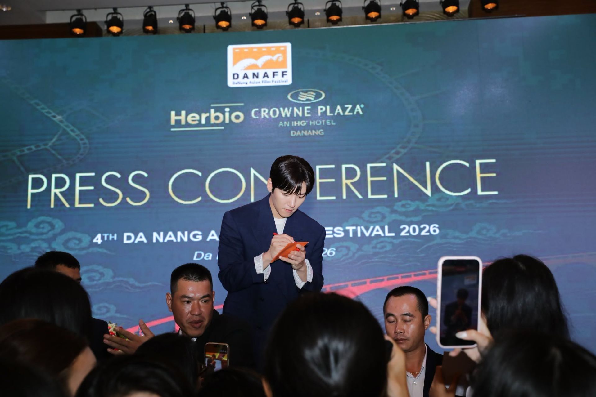 Ji Chang Wook ký tặng cho người h&acirc;m m&ocirc;̣.