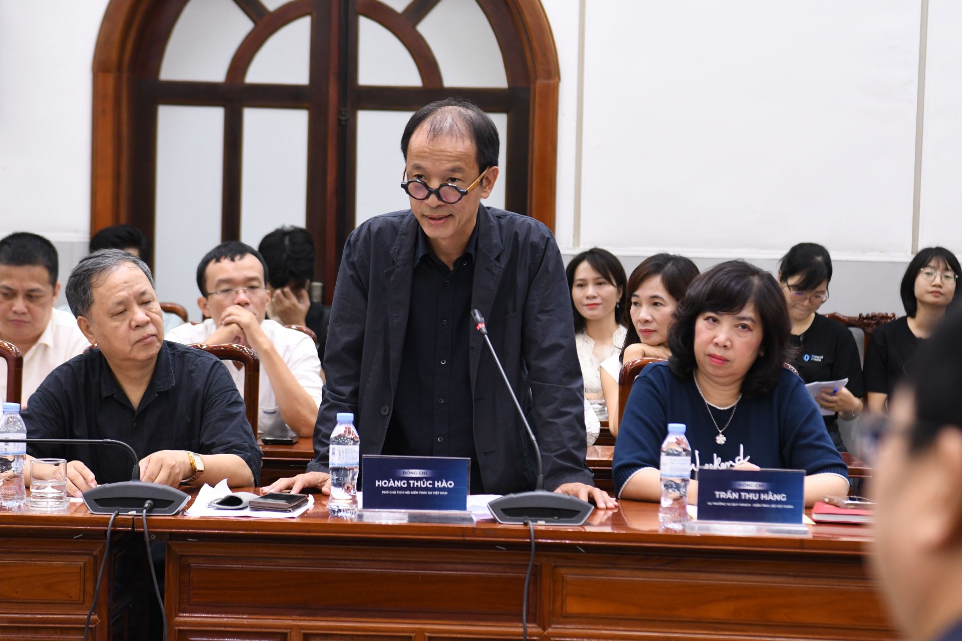 Vụ trưởng Vụ Quy hoạch-Kiến tr&uacute;c (Bộ X&acirc;y dựng) Trần Thu Hằng và Ph&oacute; Chủ tịch Hội Kiến tr&uacute;c sư Việt Nam Ho&agrave;ng Th&uacute;c H&agrave;o chia sẻ m&ocirc;̣t s&ocirc;́ th&ocirc;ng tin xung quanh cu&ocirc;̣c thi.