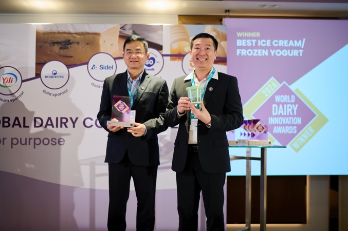 &Ocirc;ng Nguyễn Quang Tr&iacute; &ndash; Gi&aacute;m đốc Điều h&agrave;nh Marketing Vinamilk c&ugrave;ng &ocirc;ng Đỗ Thanh Tuấn &ndash; Gi&aacute;m đốc Đối Ngoại Vinamilk nhận vinh danh tại Giải thưởng Đổi mới s&aacute;ng tạo ng&agrave;nh Sữa to&agrave;n cầu 2026, Barcelona &ndash; T&acirc;y Ban Nha.