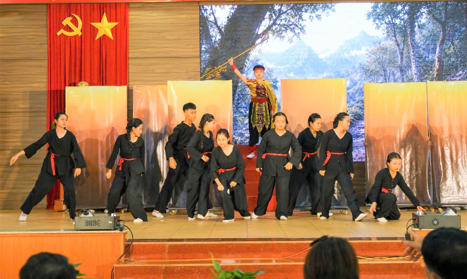 Những tiết mục tr&igrave;nh diễn đầy sắc m&agrave;u của c&aacute;c đội thi.
