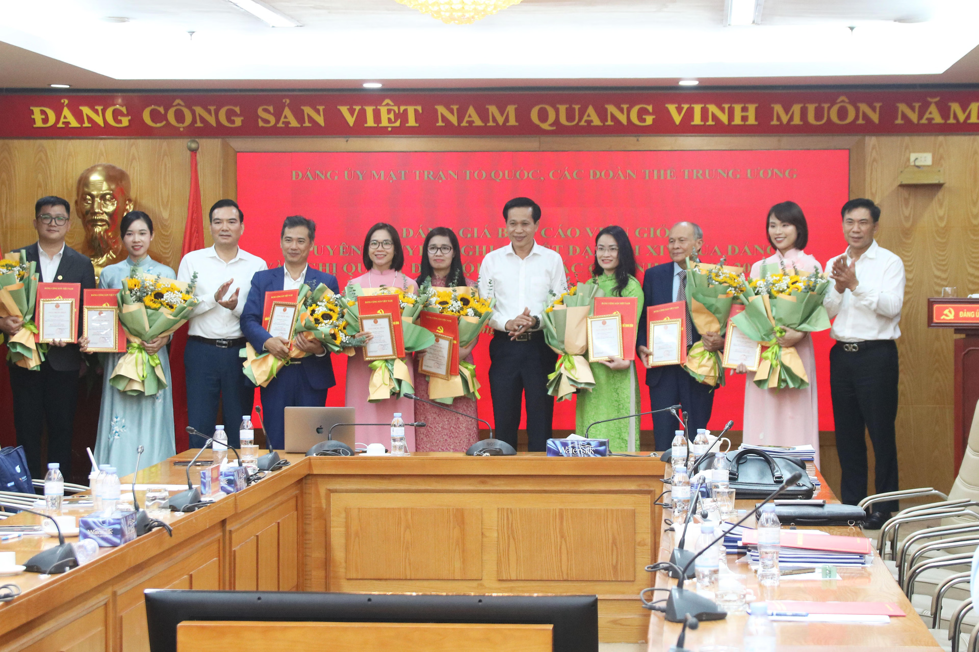 Hội đồng đ&aacute;nh gi&aacute; trao giấy chứng nhận v&agrave; tặng hoa ch&uacute;c mừng c&aacute;c b&aacute;o c&aacute;o vi&ecirc;n giỏi tham dự chương tr&igrave;nh.