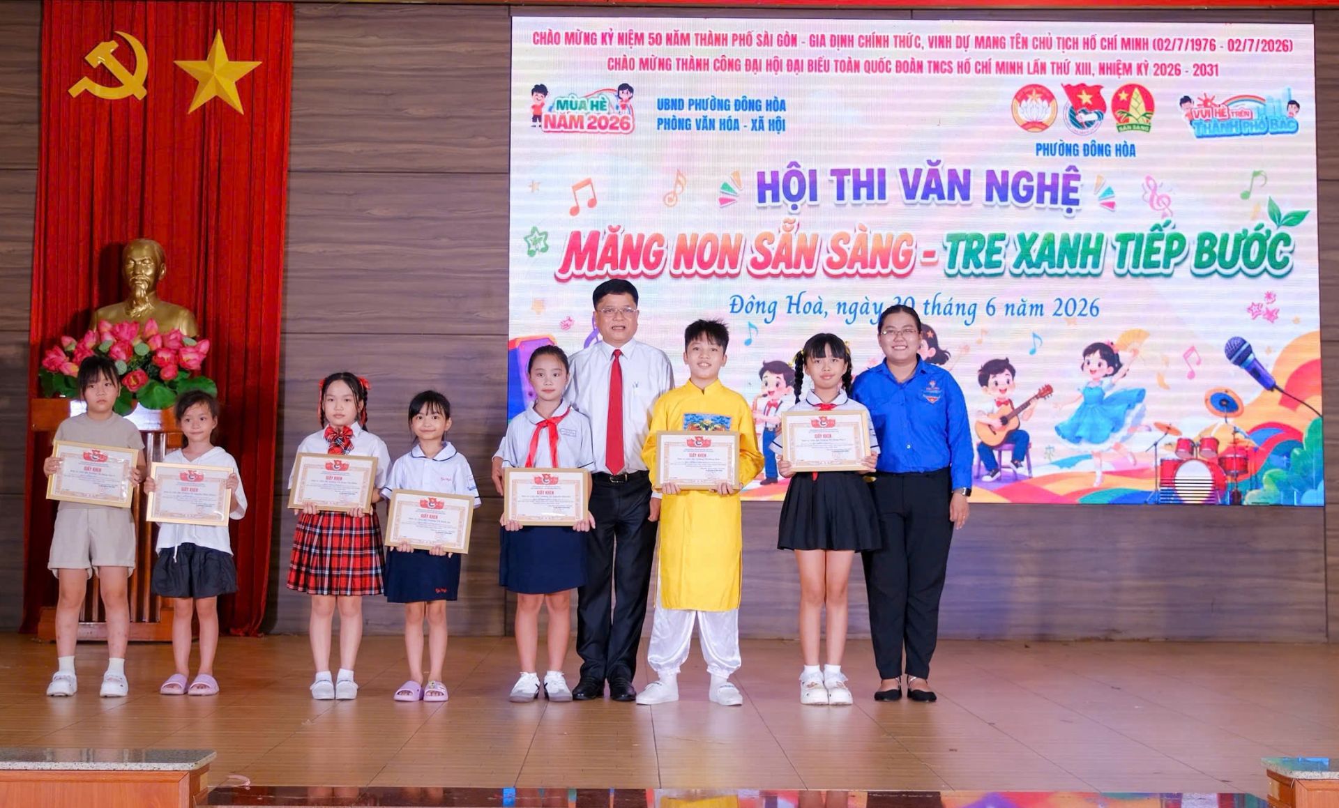 Ban Tổ chức khen thưởng c&aacute;c Li&ecirc;n đội khối Tiểu học.