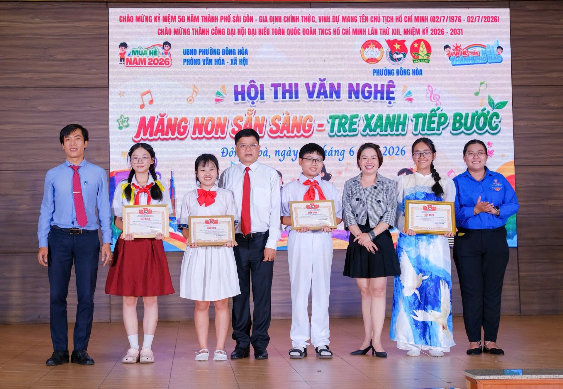 C&aacute;c Li&ecirc;n đội THCS nhận Giấy khen từ Ban Tổ chức.