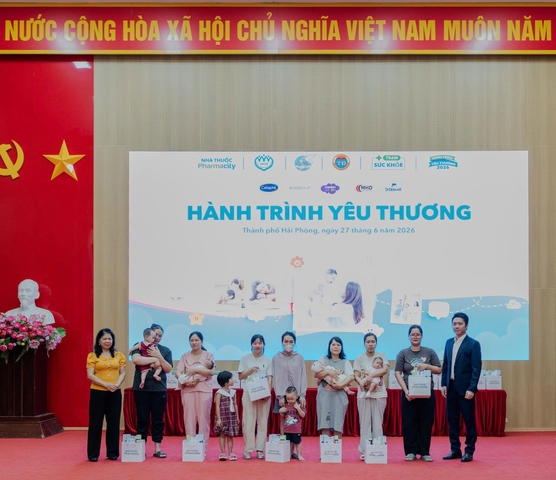 Những m&oacute;n qu&agrave; được trao tặng tại 