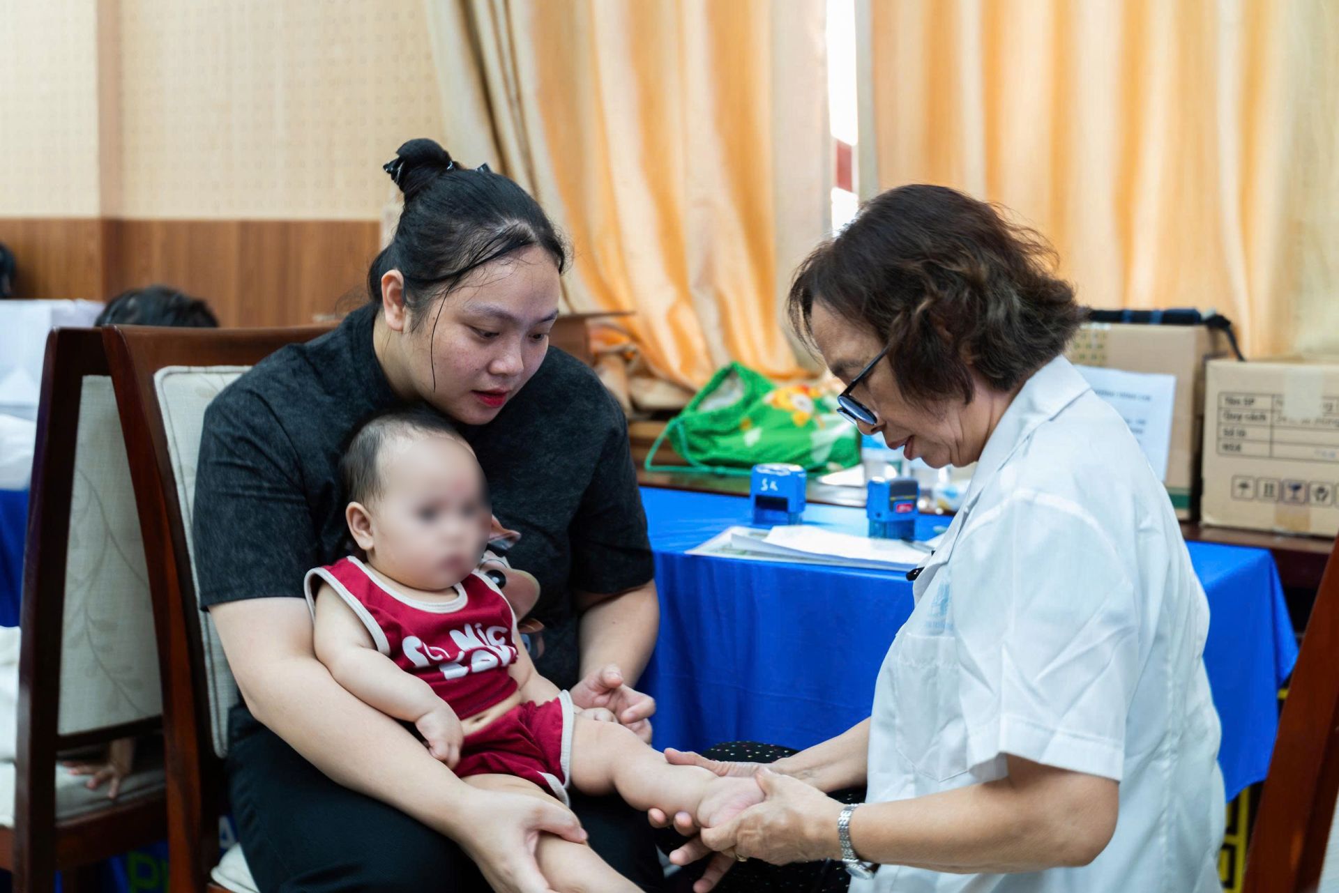 B&aacute;c sĩ thăm kh&aacute;m cho trẻ em tại chương tr&igrave;nh.
