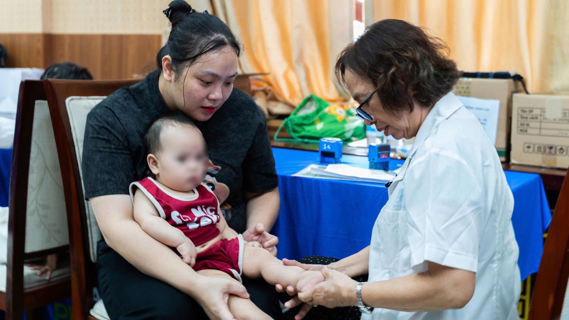 Khám sức khỏe và hỗ trợ 400 phụ nữ và trẻ em có hoàn cảnh khó khăn