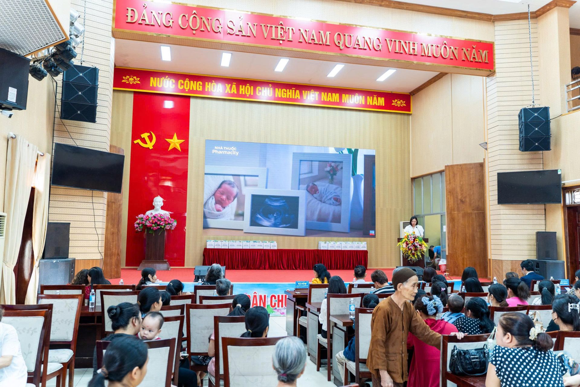 Chương tr&igrave;nh l&agrave; hoạt động &yacute; nghĩa của Hội Bảo vệ quyển trẻ em.