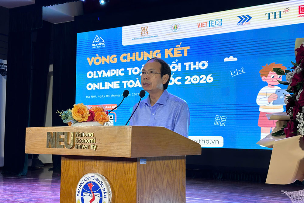 PGS.TS Nguyễn Văn T&ugrave;ng - Th&agrave;nh vi&ecirc;n Hội đồng th&agrave;nh vi&ecirc;n NXBGDVN ch&uacute;c mừng th&agrave;nh c&ocirc;ng của cuộc thi.