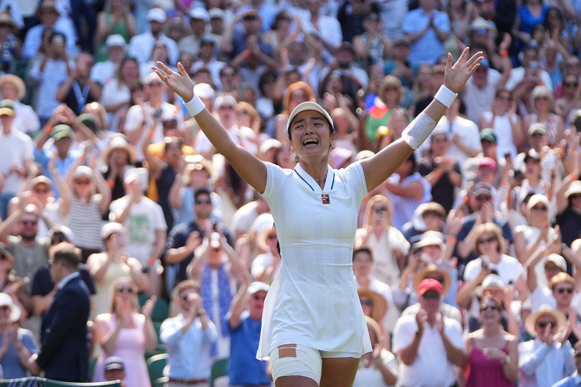HC vàng SEA Games Alex Eala gây địa chấn, loại ĐKVĐ Wimbledon