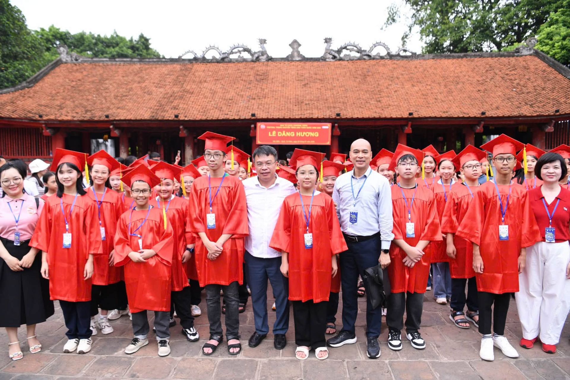 130 th&iacute; sinh xuất sắc tại &ldquo;Festival Trạng Nguy&ecirc;n Tiếng Anh to&agrave;n quốc năm 2026&rdquo; tham gia Lễ D&acirc;ng hương tại Văn Miếu - Quốc Tử Gi&aacute;m, nơi được xem l&agrave; biểu tượng của truyền thống hiếu học v&agrave; tinh thần t&ocirc;n sư trọng đạo của d&acirc;n tộc Việt Nam