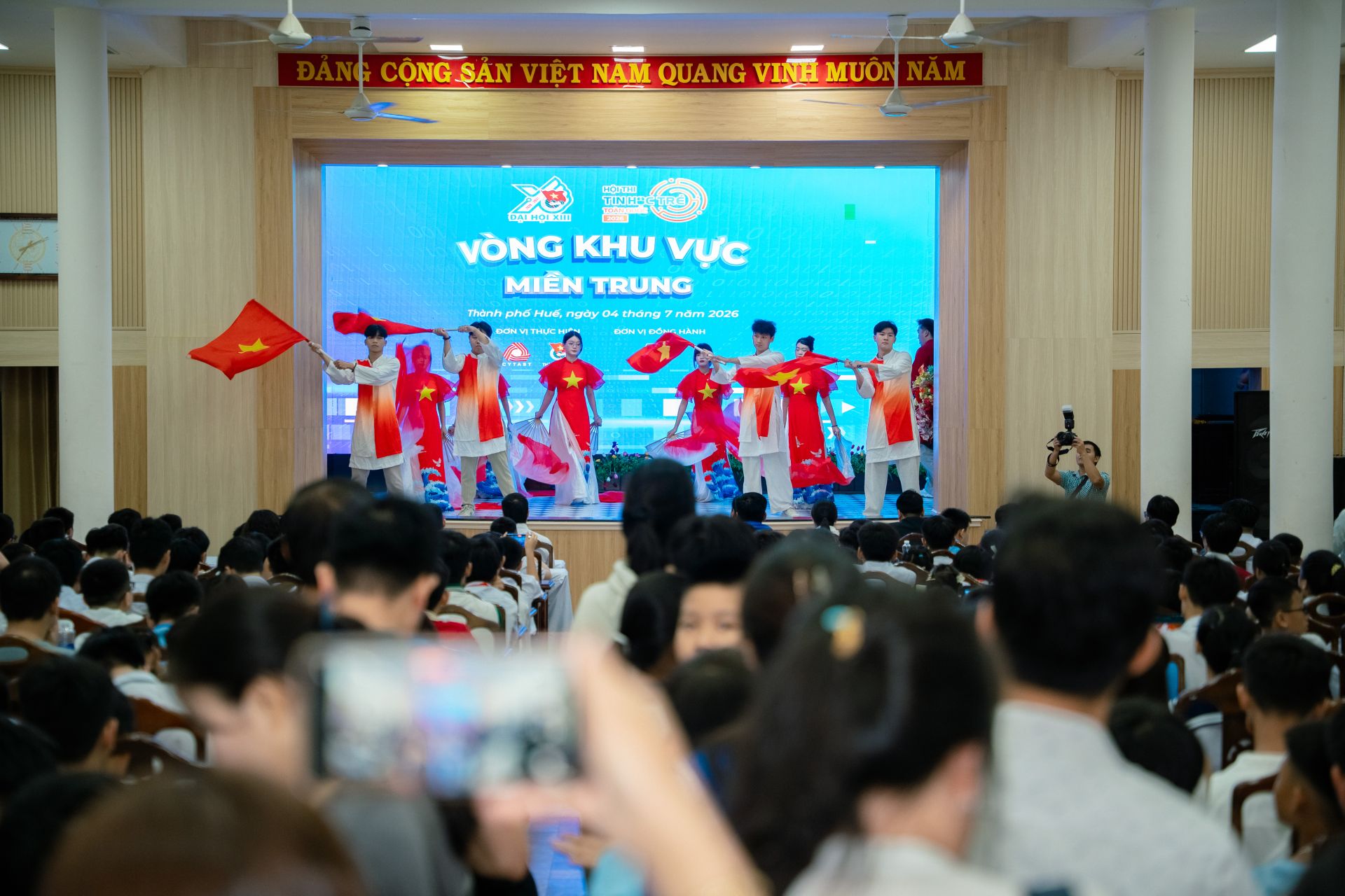 Kh&ocirc;ng kh&iacute; s&ocirc;i nổi tại Lễ khai mạc.