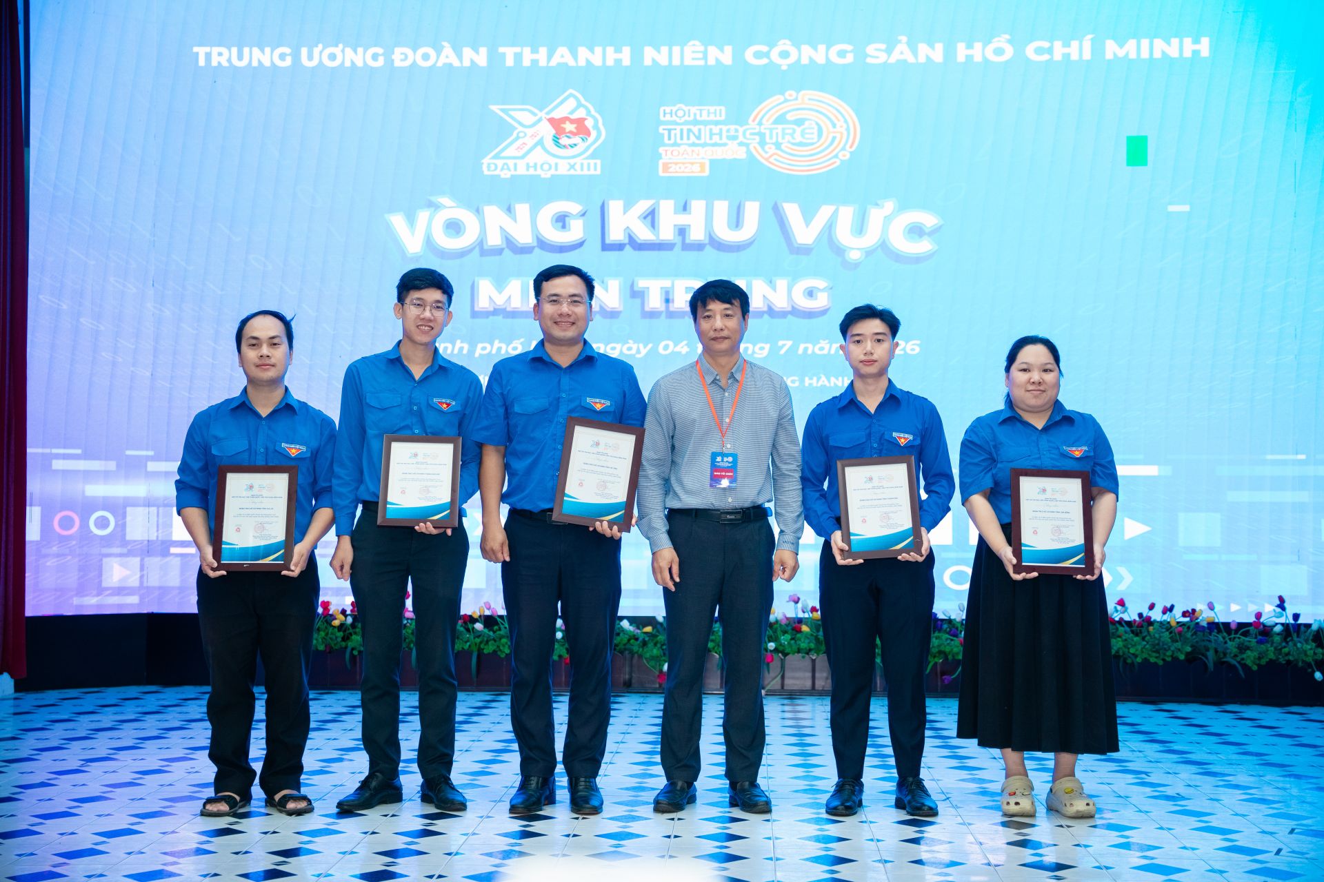 Trao chứng nhận cho c&aacute;c Đo&agrave;n tham dự.