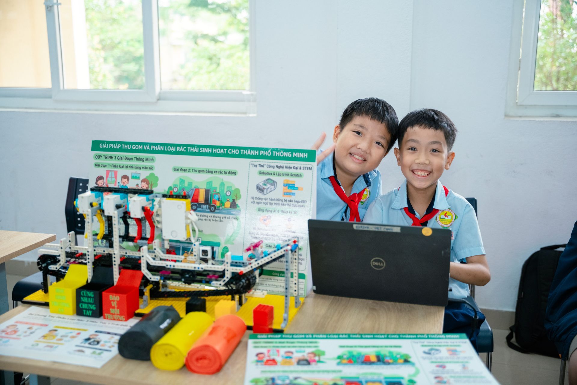 Các thí sinh s&ocirc;i n&ocirc;̉i tham gia cu&ocirc;̣c thi.