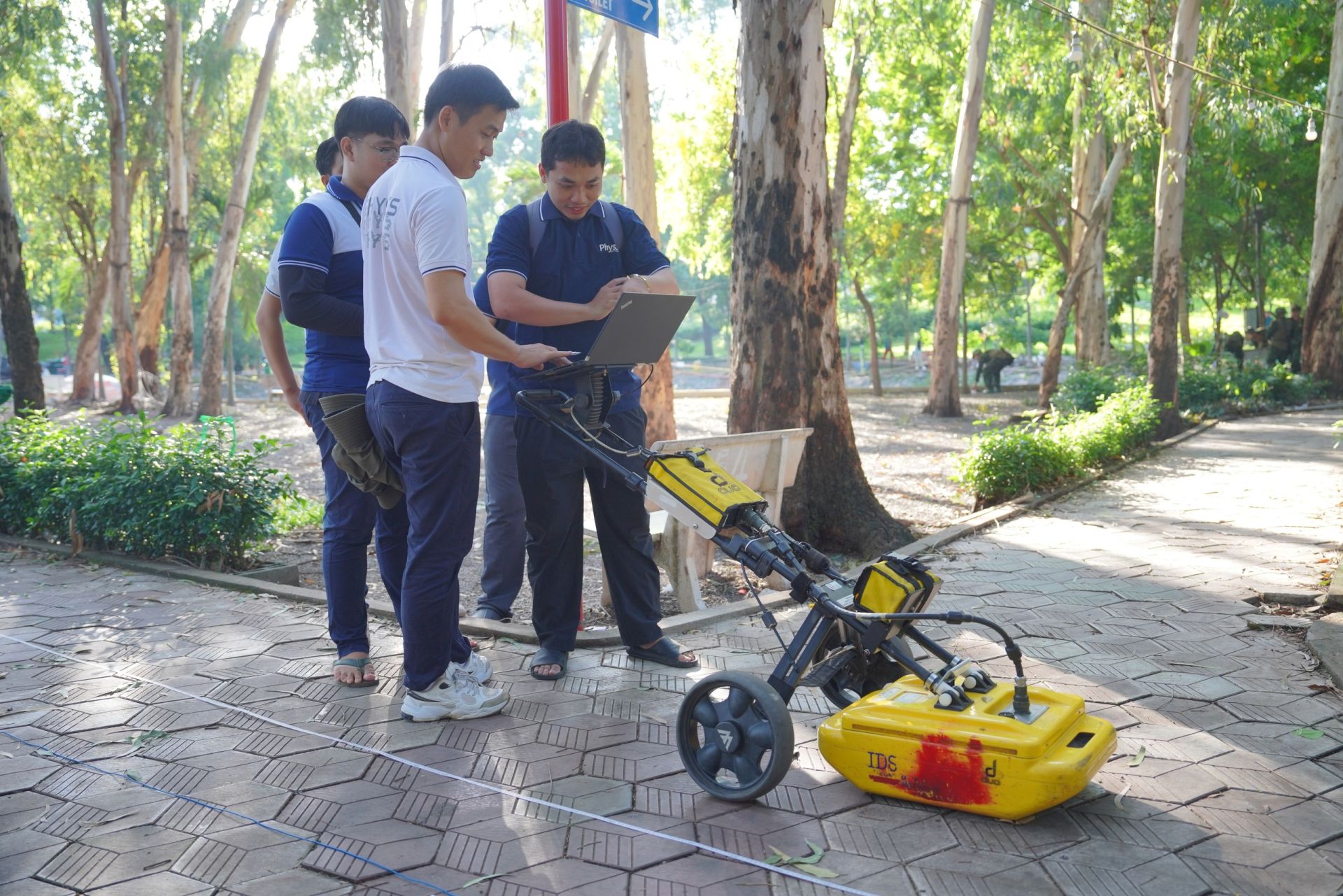 Nh&oacute;m r&agrave; qu&eacute;t radar chuẩn bị trước khi thực hiện nhiệm vụ.
