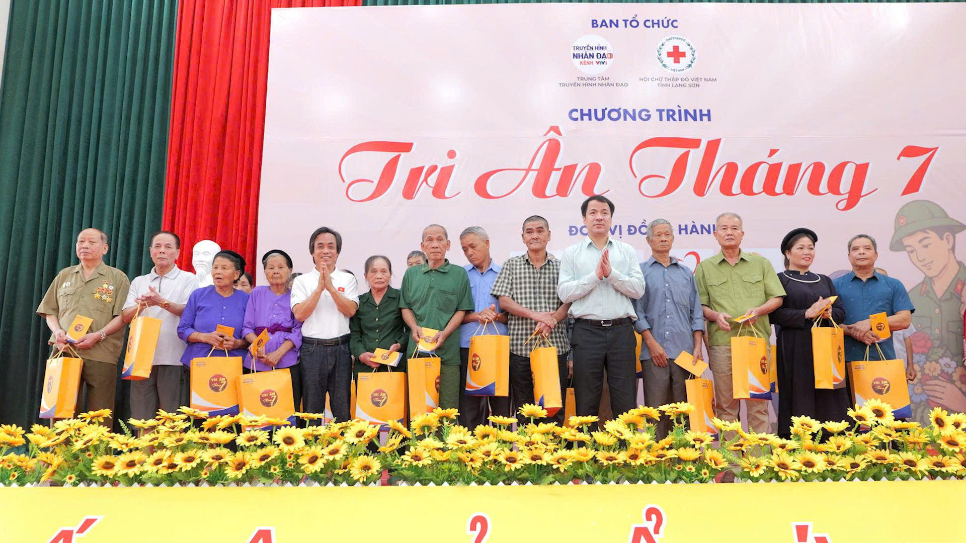 B&aacute;c Ng&ocirc; Văn Cương - Ph&oacute; B&iacute; thư Đảng ủy Mặt trận Tổ quốc, c&aacute;c đo&agrave;n thể Trung ương trao qu&agrave; tặng c&aacute;c gia đ&igrave;nh ch&iacute;nh s&aacute;ch, người c&oacute; c&ocirc;ng.
