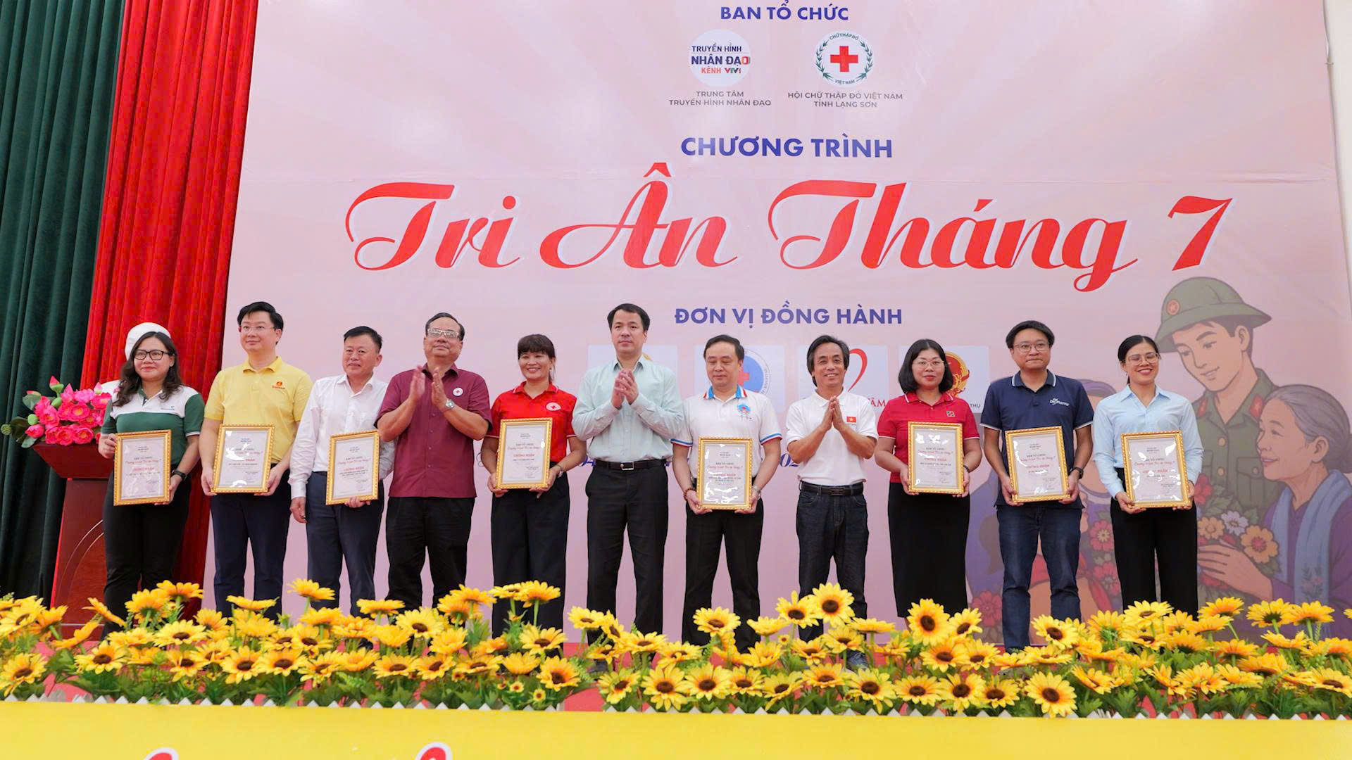 Ban Tổ chức v&agrave; đại biểu Trung ương trao bảng ghi nhận tới đại diện c&aacute;c đơn vị đồng h&agrave;nh.