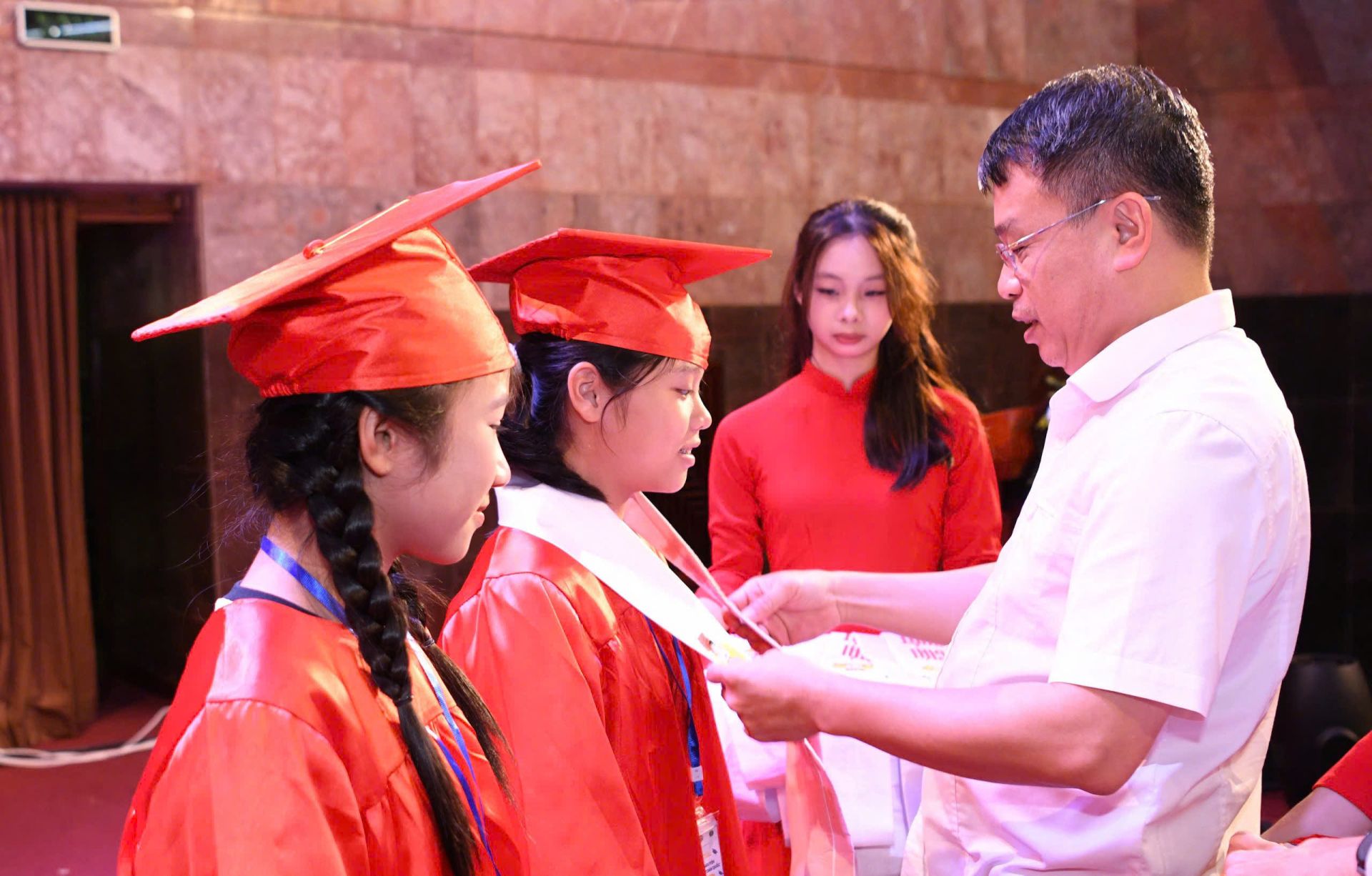 Tổng Bi&ecirc;n tập B&aacute;o TNTP&NĐ trao giải cho c&aacute;c th&iacute; sinh.