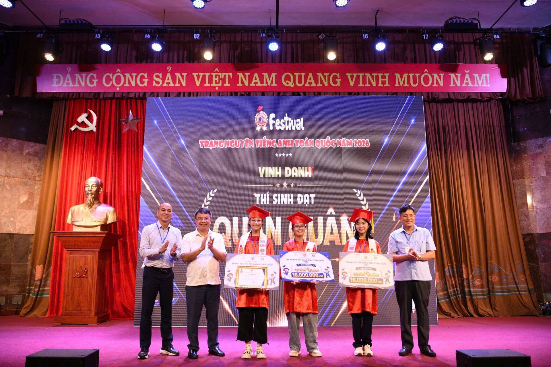 BTC trao giải cho 3 Qu&aacute;n Qu&acirc;n của &ldquo;Festival Trạng Nguy&ecirc;n Tiếng Anh to&agrave;n quốc năm 2026&rdquo;.
