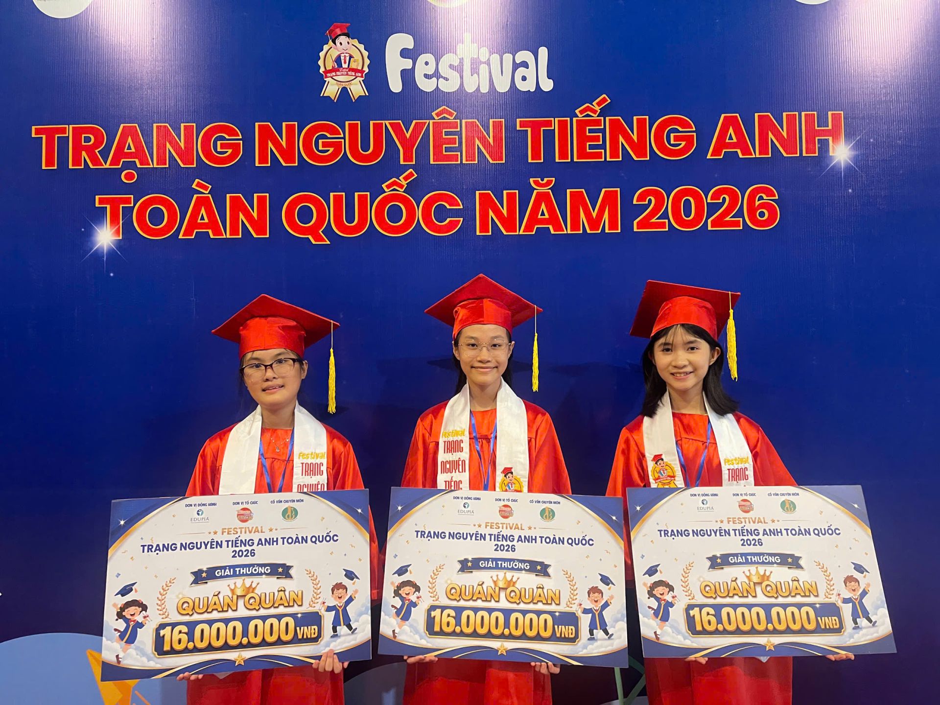 3 Qu&aacute;n qu&acirc;n từ tr&aacute;i sang phải: Nguyễn Ngọc T&uacute; Quy&ecirc;n (Lớp 6a5, THCS B&igrave;nh Định, Tỉnh Gia Lai); Nguyễn Thu Trang (Lớp 5/4 Tiểu học Thuận Giao, P. Thuận Giao, TP. HCM); Phạm Thuỷ Linh (Lớp 8a3, THCS L&ecirc; Qu&yacute; Đ&ocirc;n, P. H&agrave; Giang 1, Tỉnh Tuy&ecirc;n Quang).