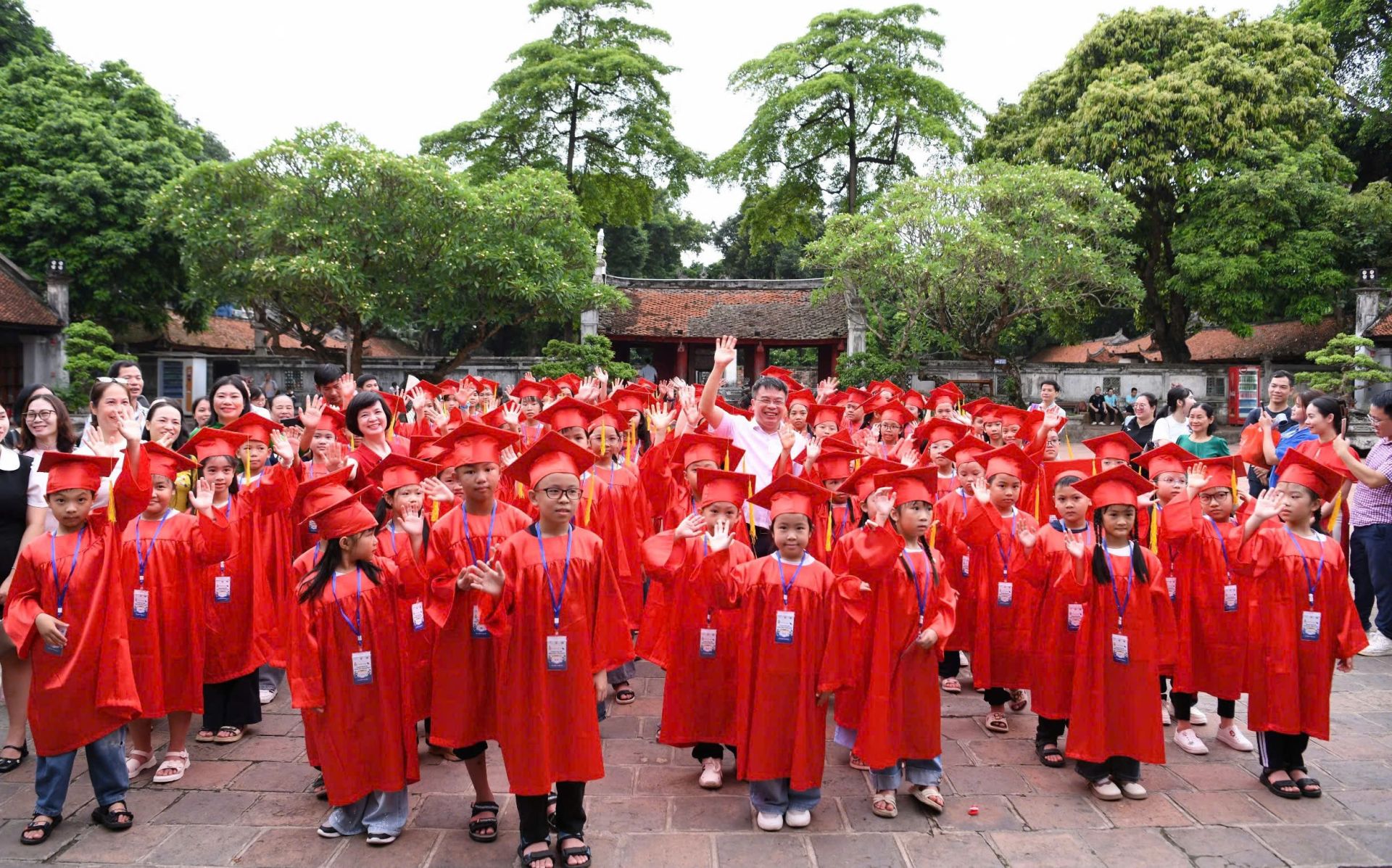130 Trạng nguy&ecirc;n Tiếng Anh d&acirc;ng hương tại Văn Miếu &ndash; Quốc Tử Gi&aacute;m.