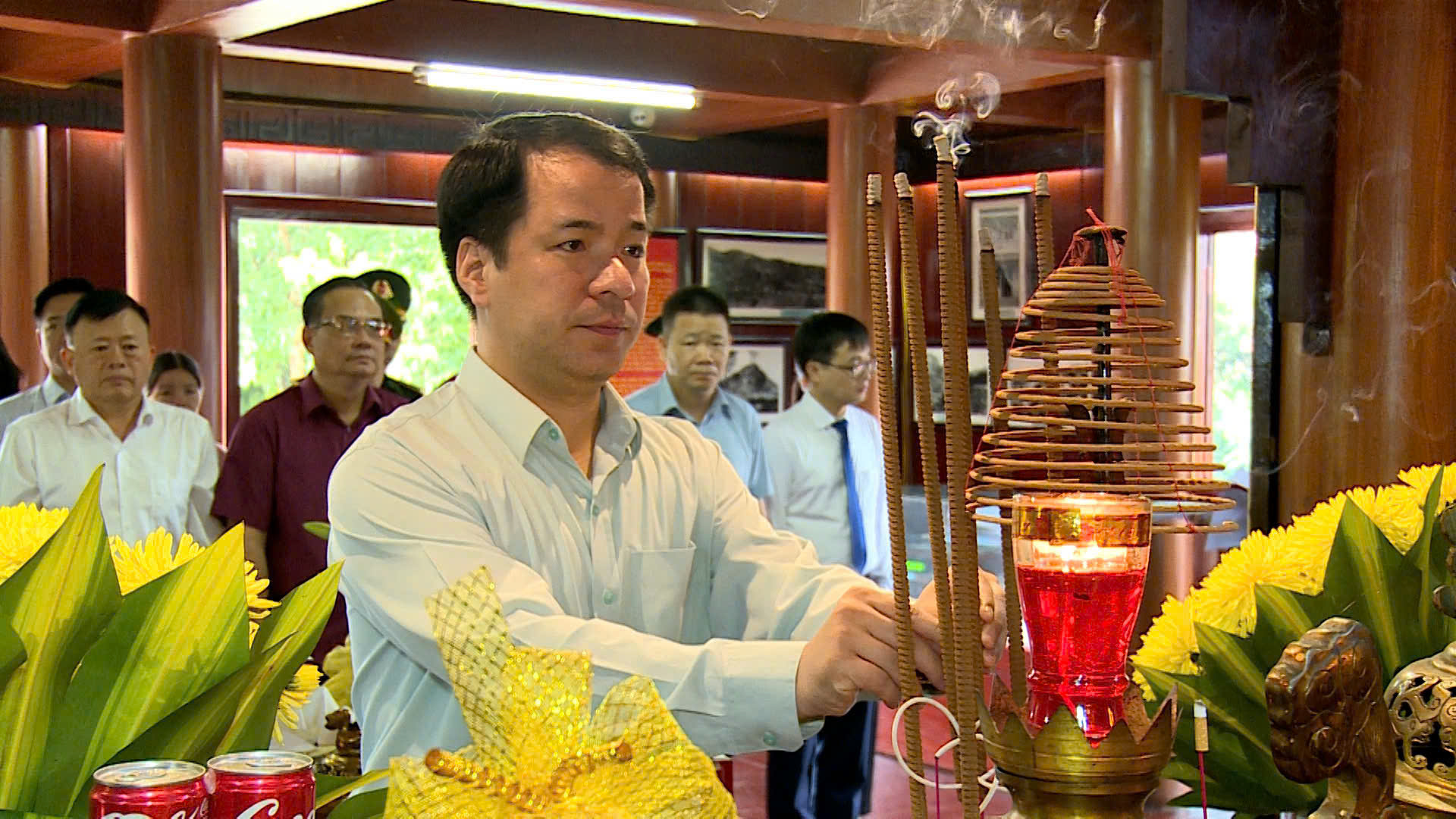 B&aacute;c Ng&ocirc; Văn Cương c&ugrave;ng Ban Tổ chức chương tr&igrave;nh d&acirc;ng hương tại Khu tưởng niệm đồng ch&iacute; Ho&agrave;ng Văn Thụ.