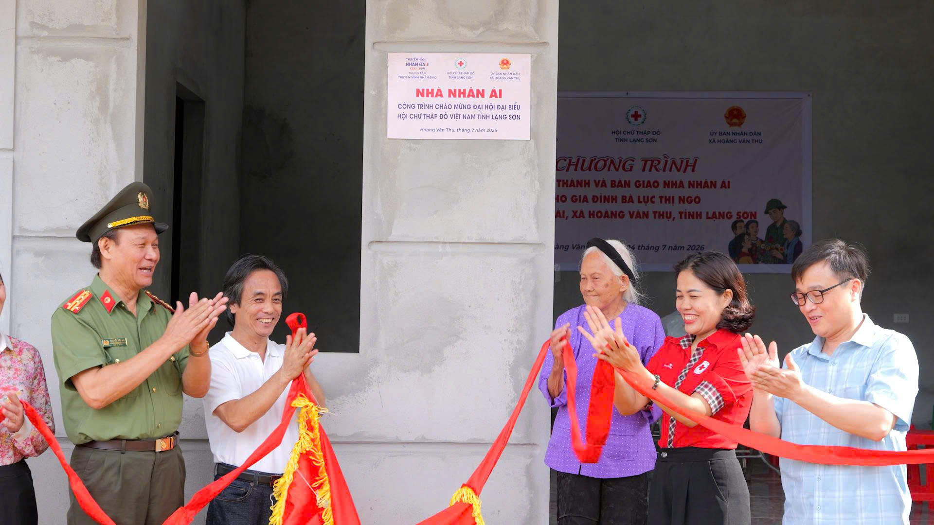 Ban Tổ chức trao nh&agrave; Nh&acirc;n &aacute;i tặng gia đ&igrave;nh b&agrave; Lục Thị Ng&ograve;, hộ đơn th&acirc;n c&oacute; ho&agrave;n cảnh đặc biệt kh&oacute; khăn tại th&ocirc;n P&ograve; Ch&agrave;i.