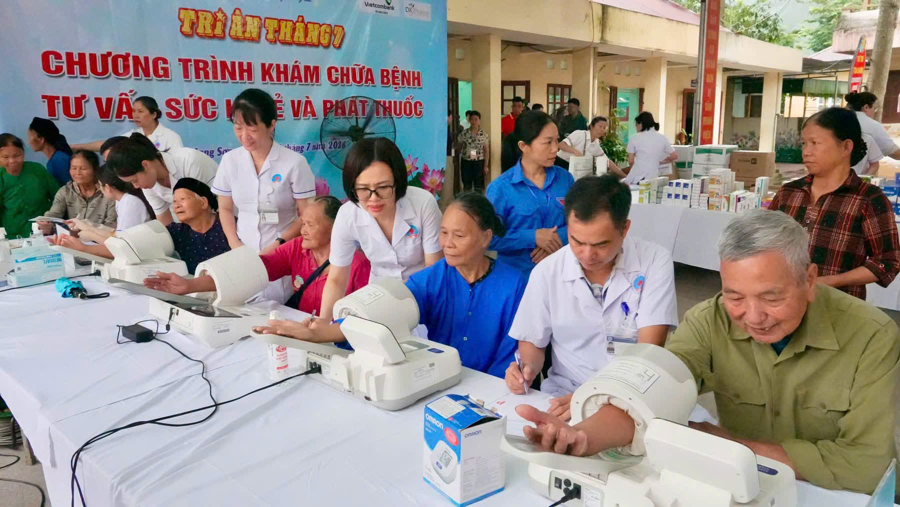 C&aacute;c y, b&aacute;c sĩ Bệnh viện Hữu nghị kh&aacute;m bệnh, cấp thuốc miễn ph&iacute; cho gia đ&igrave;nh ch&iacute;nh s&aacute;ch, người c&oacute; c&ocirc;ng tại x&atilde; Ho&agrave;ng Văn Thụ.