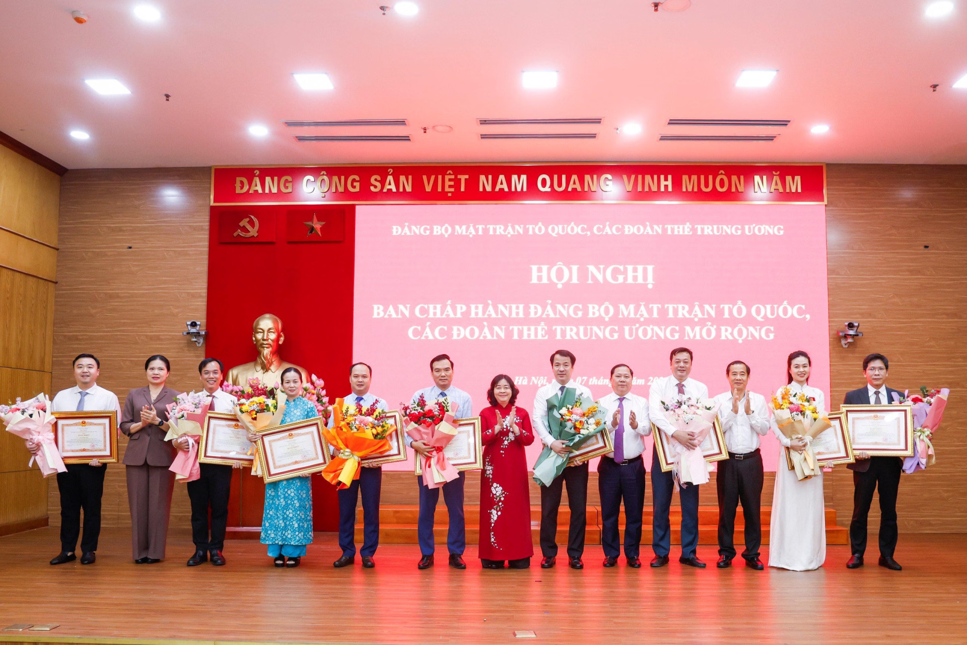 C&aacute;c tập thể, c&aacute; nh&acirc;n nhận Bằng khen của Thủ tướng Ch&iacute;nh phủ v&igrave; c&oacute; th&agrave;nh t&iacute;ch xuất sắc, ti&ecirc;u biểu trong thực hiện Nghị quyết số 18-NQ/TW.